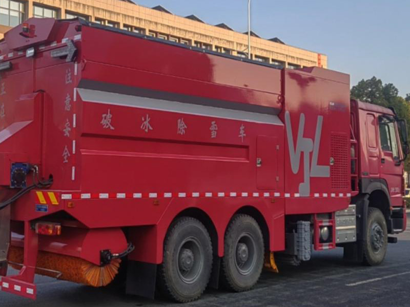 重汽豪沃后双桥--破冰除雪车